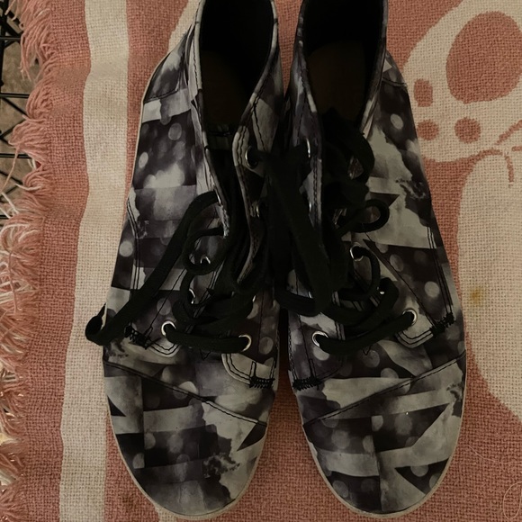 TOMS High top sneakers. Very cool. - Picture 3 of 3